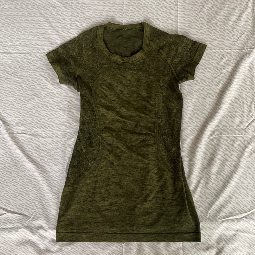 🌿LULULEMON🌿 army green shirt